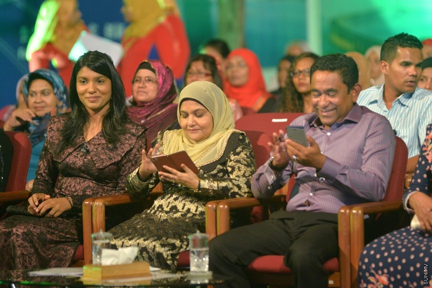 23 ފެބްރުއަރީ 2017: ހީވާގި ކަނބަލުންގެ މައުރަޒުގައި ބައިވެރިވެ ވަނަވަނައަށް ދިޔަ ފަރާތްތަކަށް އިނާމު ދިނުމަށް މިރޭ ދަރުބާރުގޭ ފުރަގަހުގައި ބޭއްވި ރަސްމިއްޔާތުގެ ތެރެއިން----ސަން ފޮޓޯ/ ފަޔާޒު މޫސާ