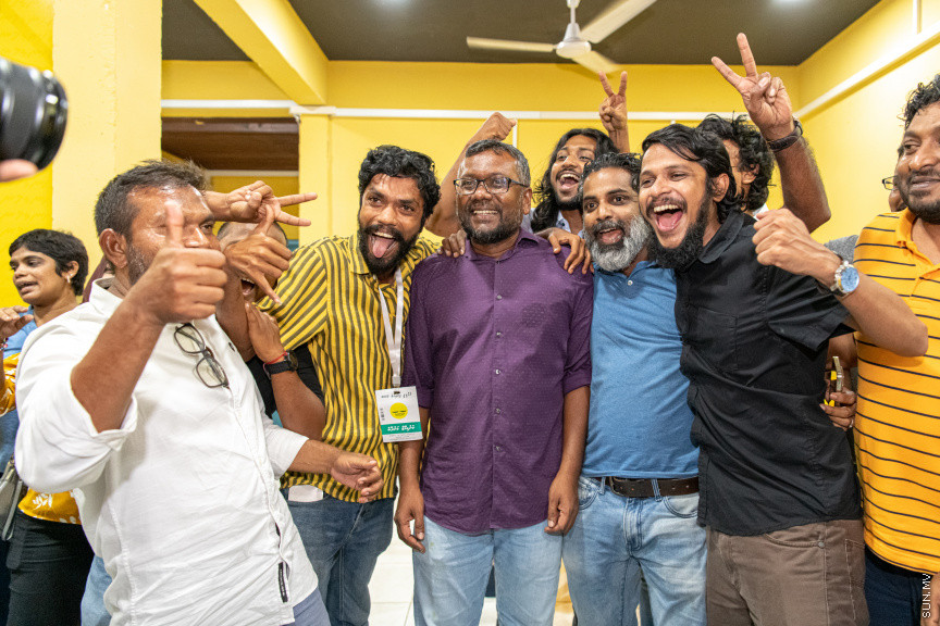  ބޮޑު ތަފާތަކުން އިކޮނޮމިކް މިނިސްޓަރު ފައްޔާޒް އިސްމާއީލް އިންތިޚާބު ކާމިޔާބުކުރެއްވުމާއެކު ފައްޔާޒުގެ ޓީމުން  އެކަމުގެ އުފާ ފާޅުކުރަނީ - ސަން ފޮޓޯ/ މުހައްމަދު ހައްޔާން