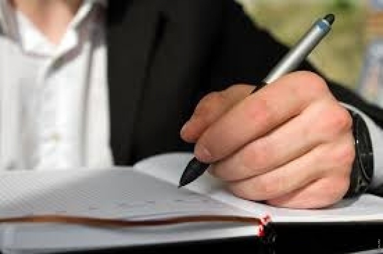 Написать writing guide. Леворукий ребенок. Вечный карандаш фото. Left handed people. Учимся писать левой рукой.